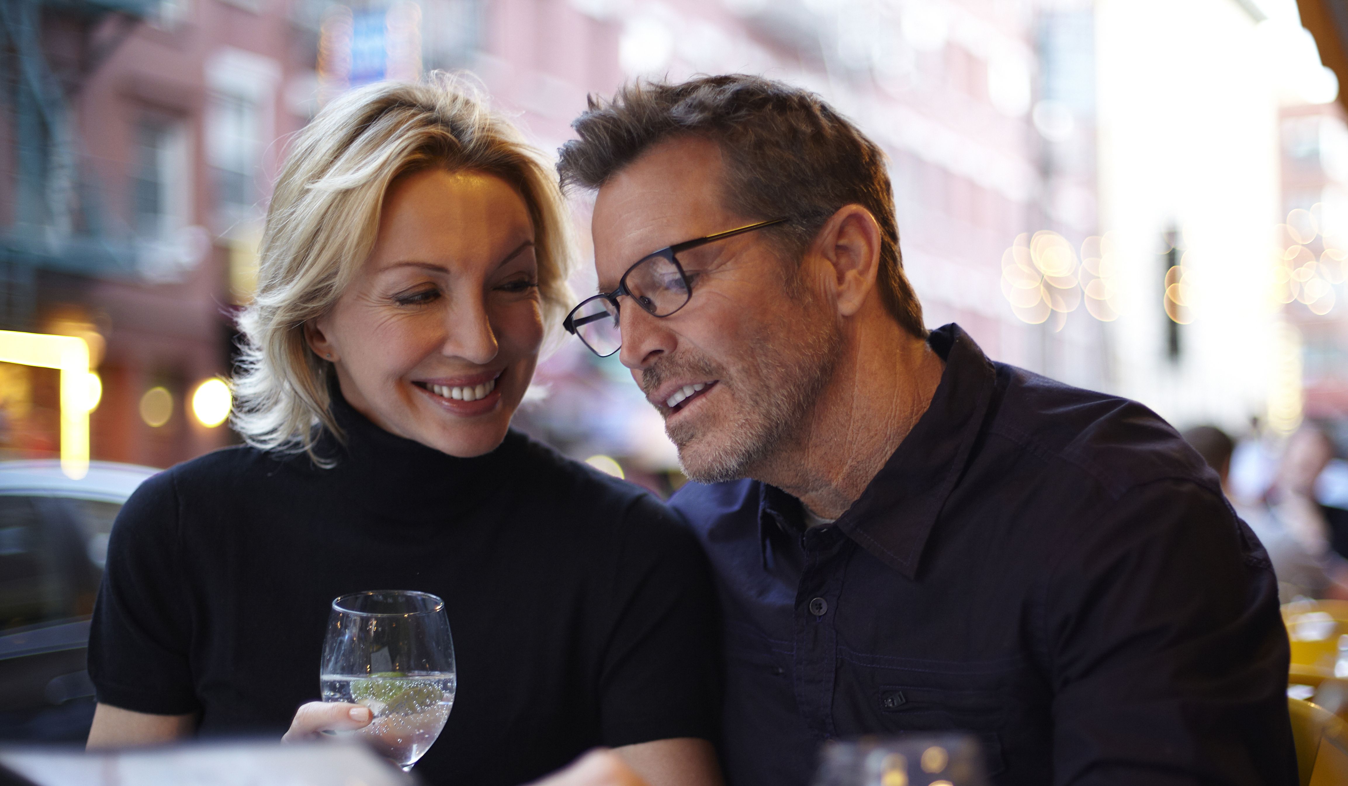 Paar sitzt gemeinsam im Restaurant – Symbolfoto zum Thema Partnersuche ab 50.