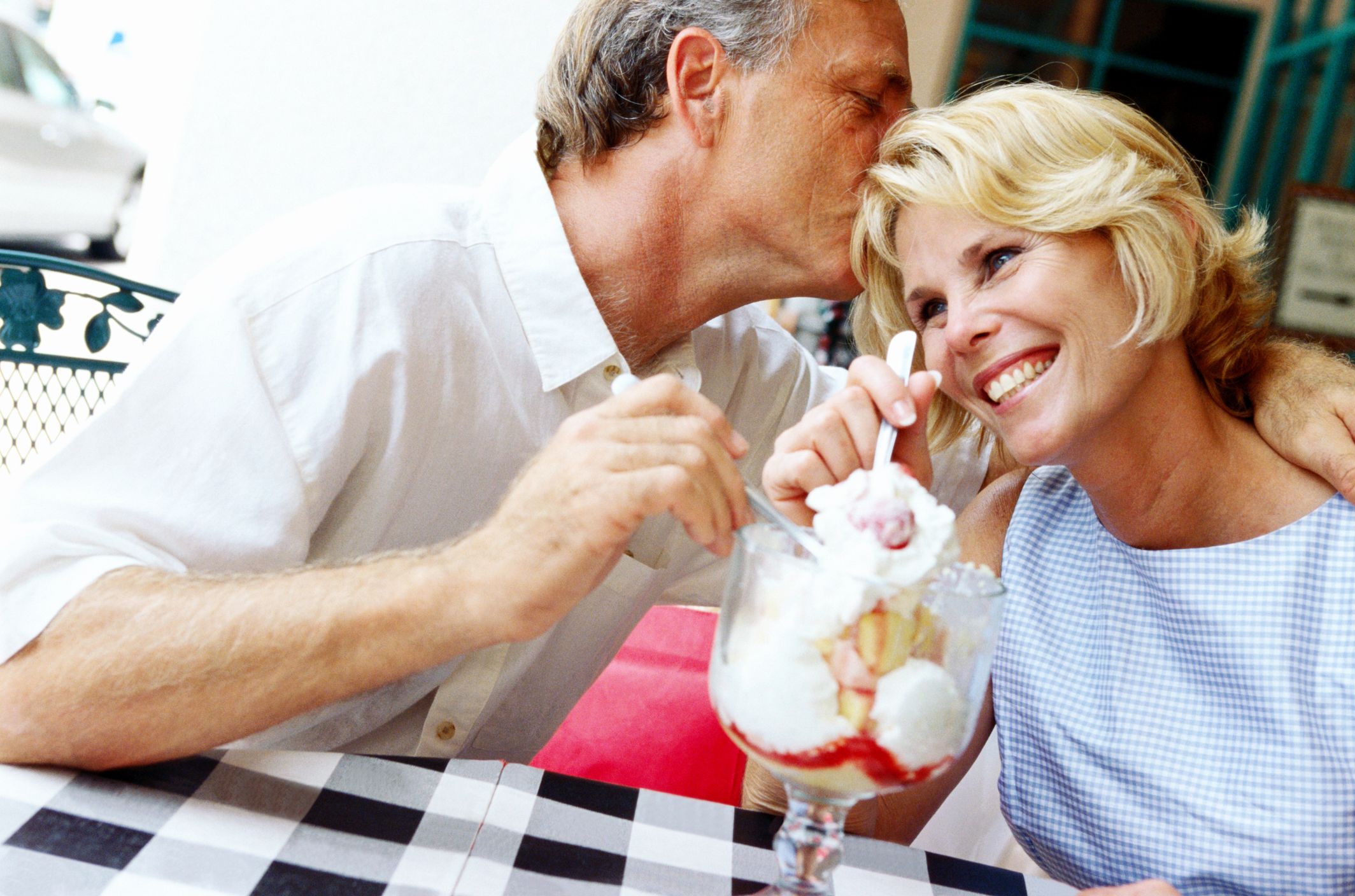 Lachendes Paar mittleren Alters – Symbolfoto für Neuanfang und Lebensfreude.