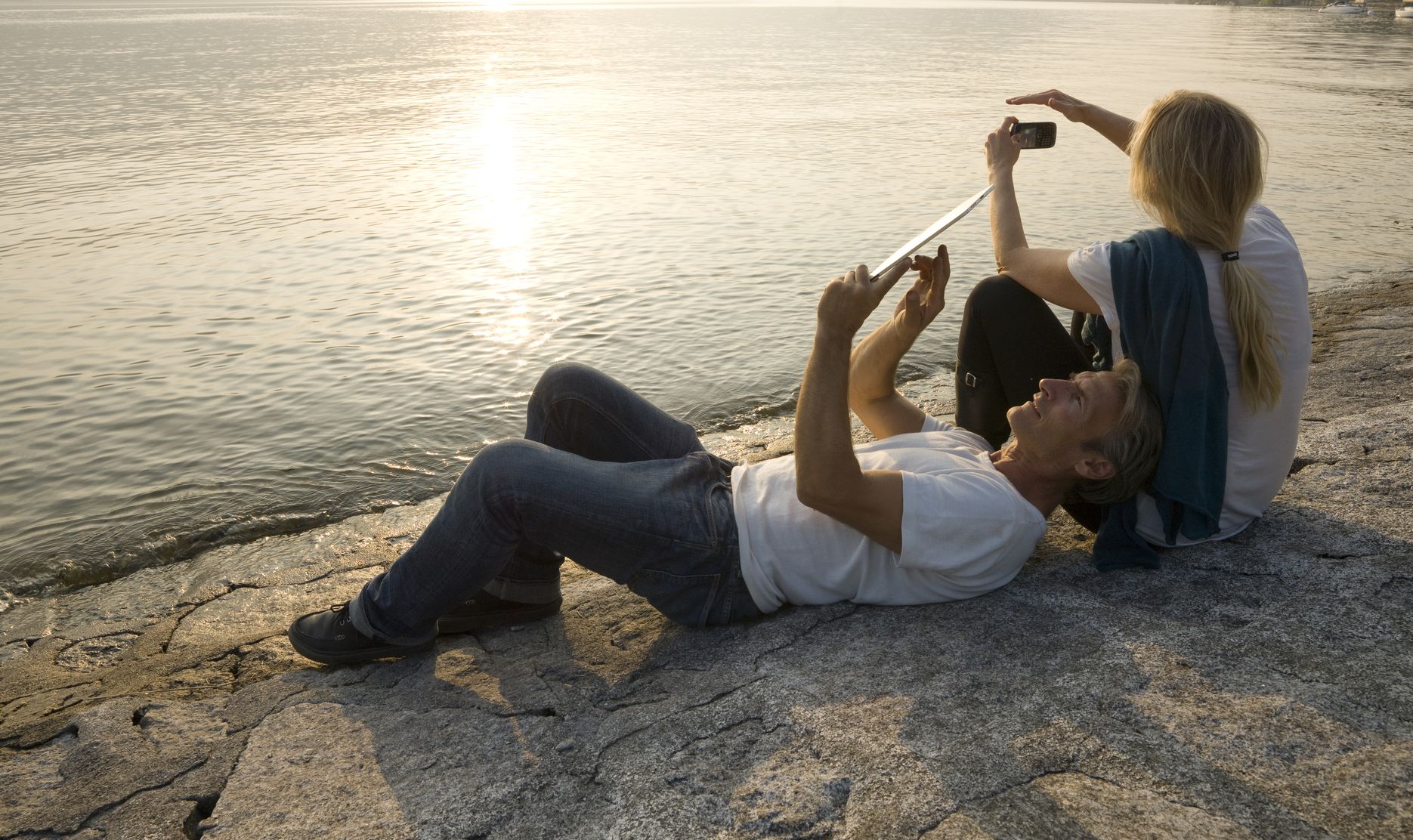Paar am Strand – Symbolfoto für Begegnungen und sicheres Online-Dating.