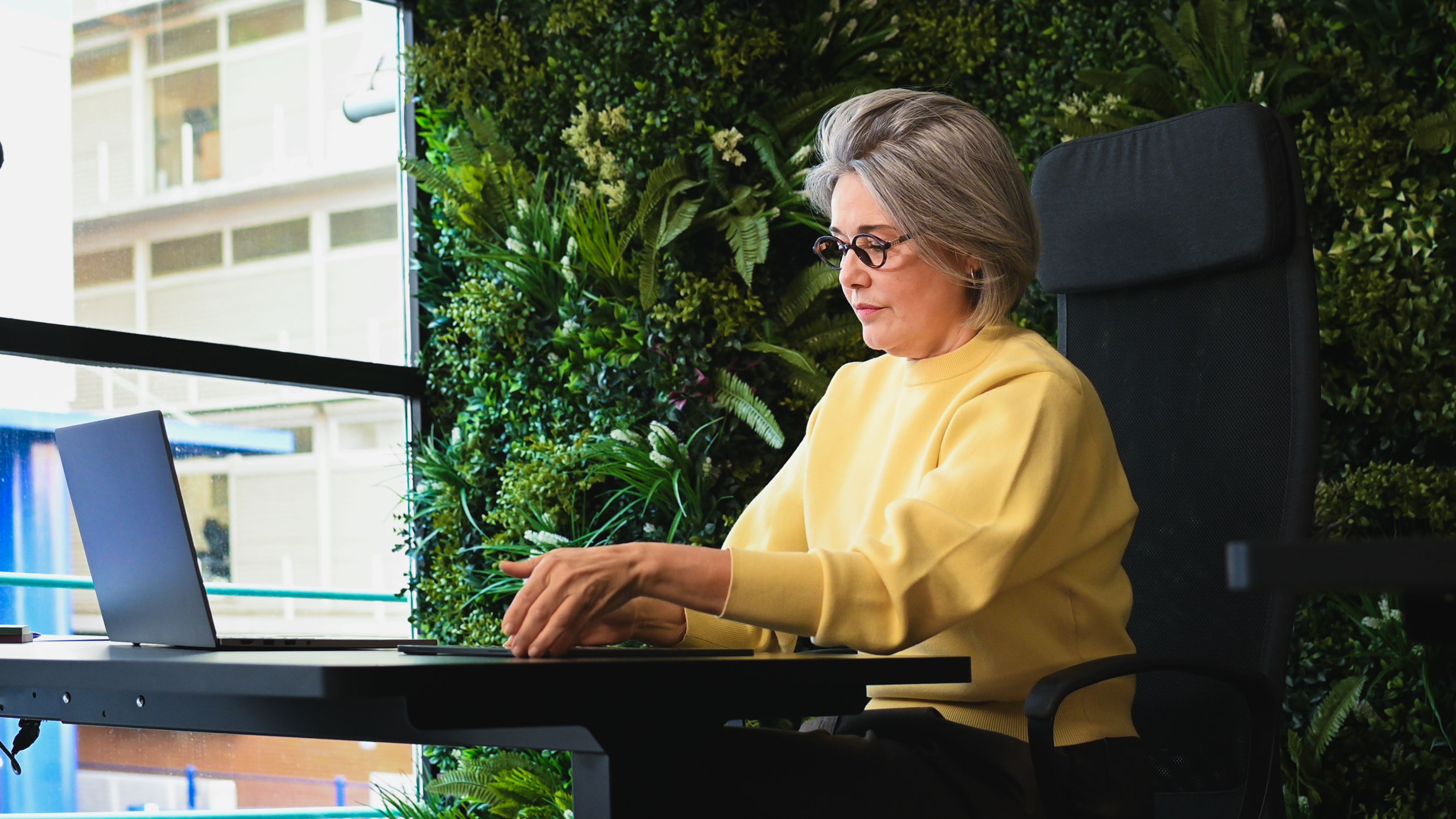 Frau arbeitet am Laptop – Symbolfoto für Informationen über Zusammen.de.