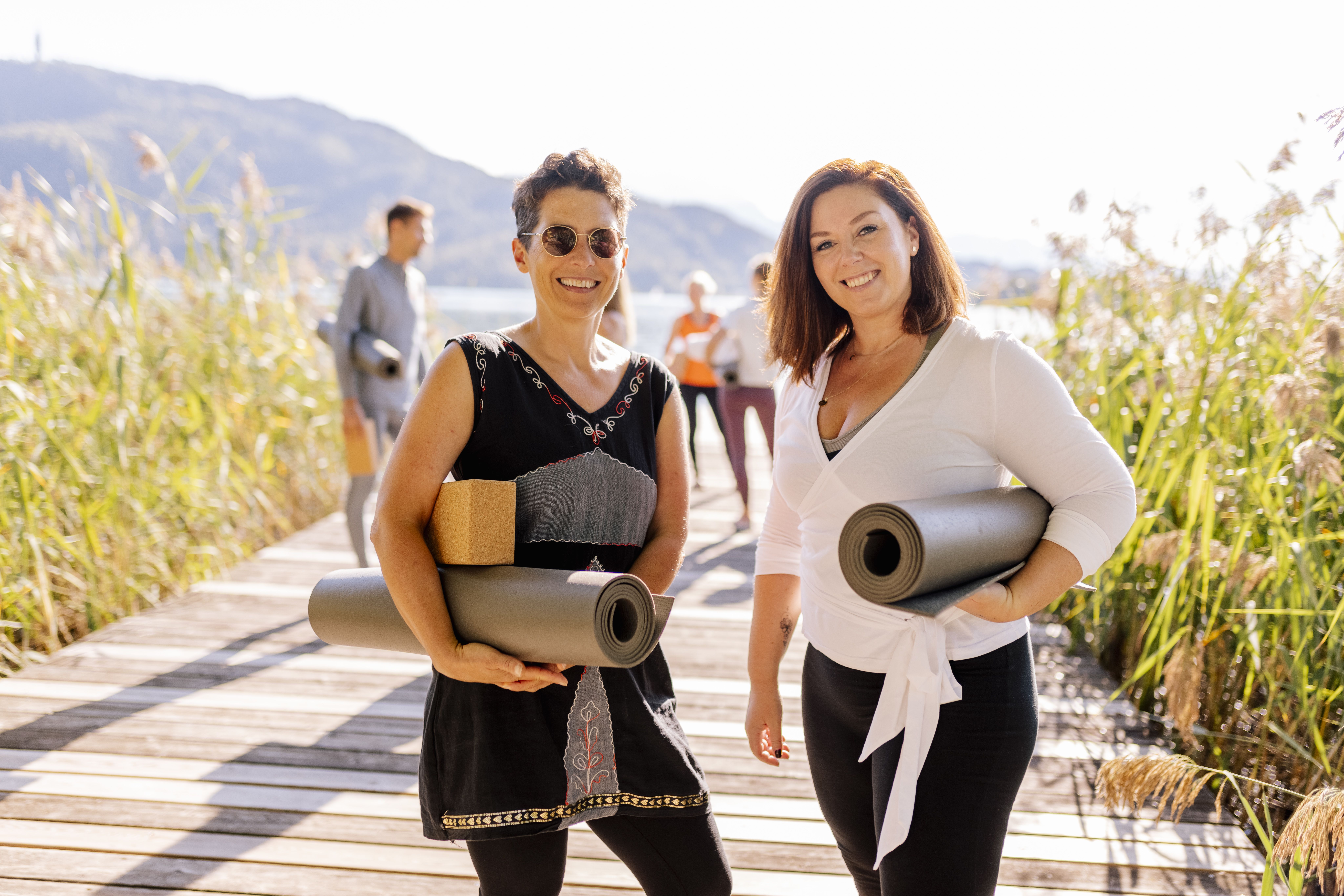 Zwei Frauen auf dem Weg zu Yoga.