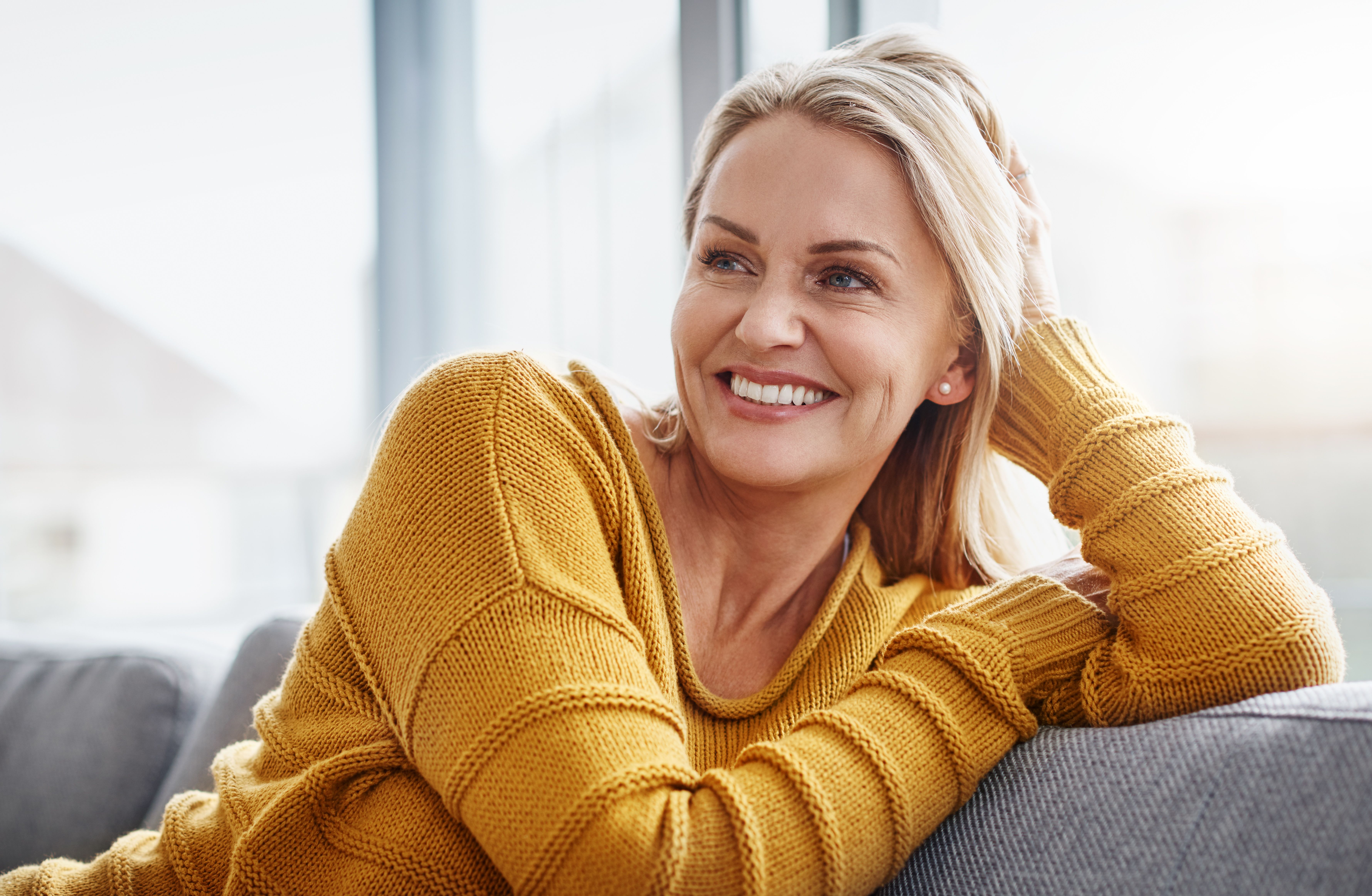 Gut gelaunte blonde Frau – Symbolfoto für neue Möglichkeiten und Entdeckungen.