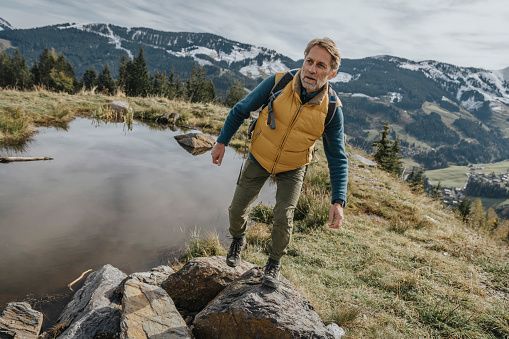 Mann wandert auf Gebirge – Symbolfoto für Gemeinsamkeiten und persönliche Vorstellungen.